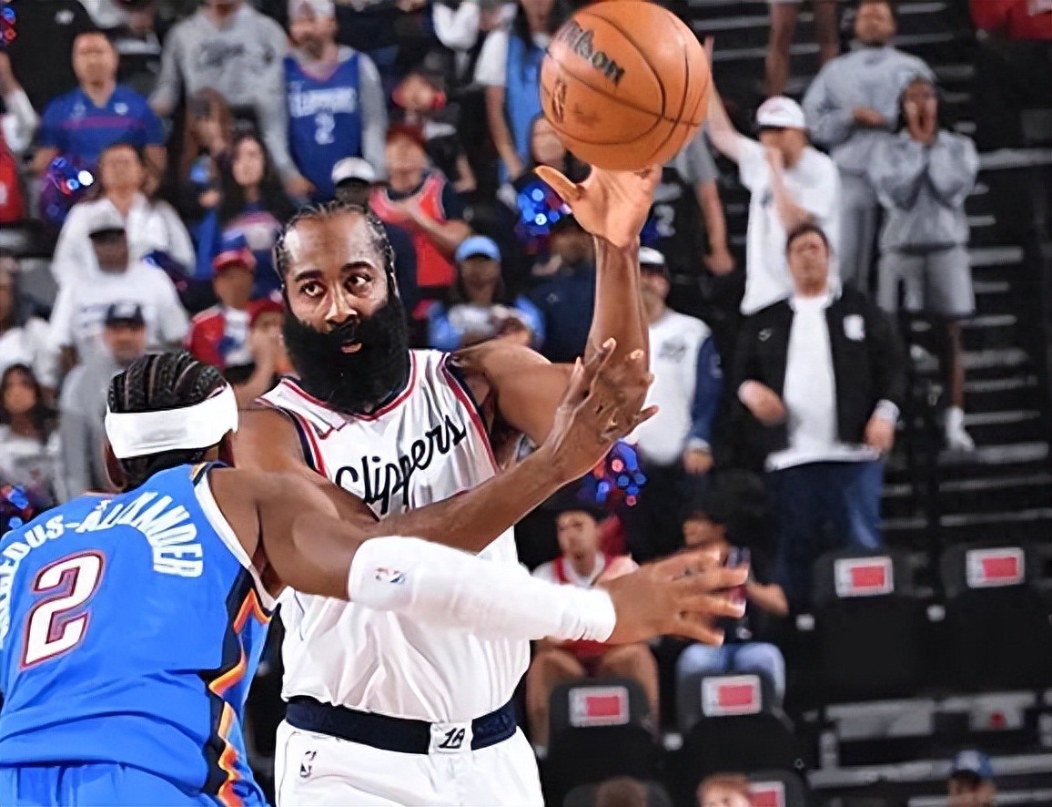 开云平台app -包含库里回归赛场，惊险取胜首场状态亮眼，快船观众沸腾！的词条